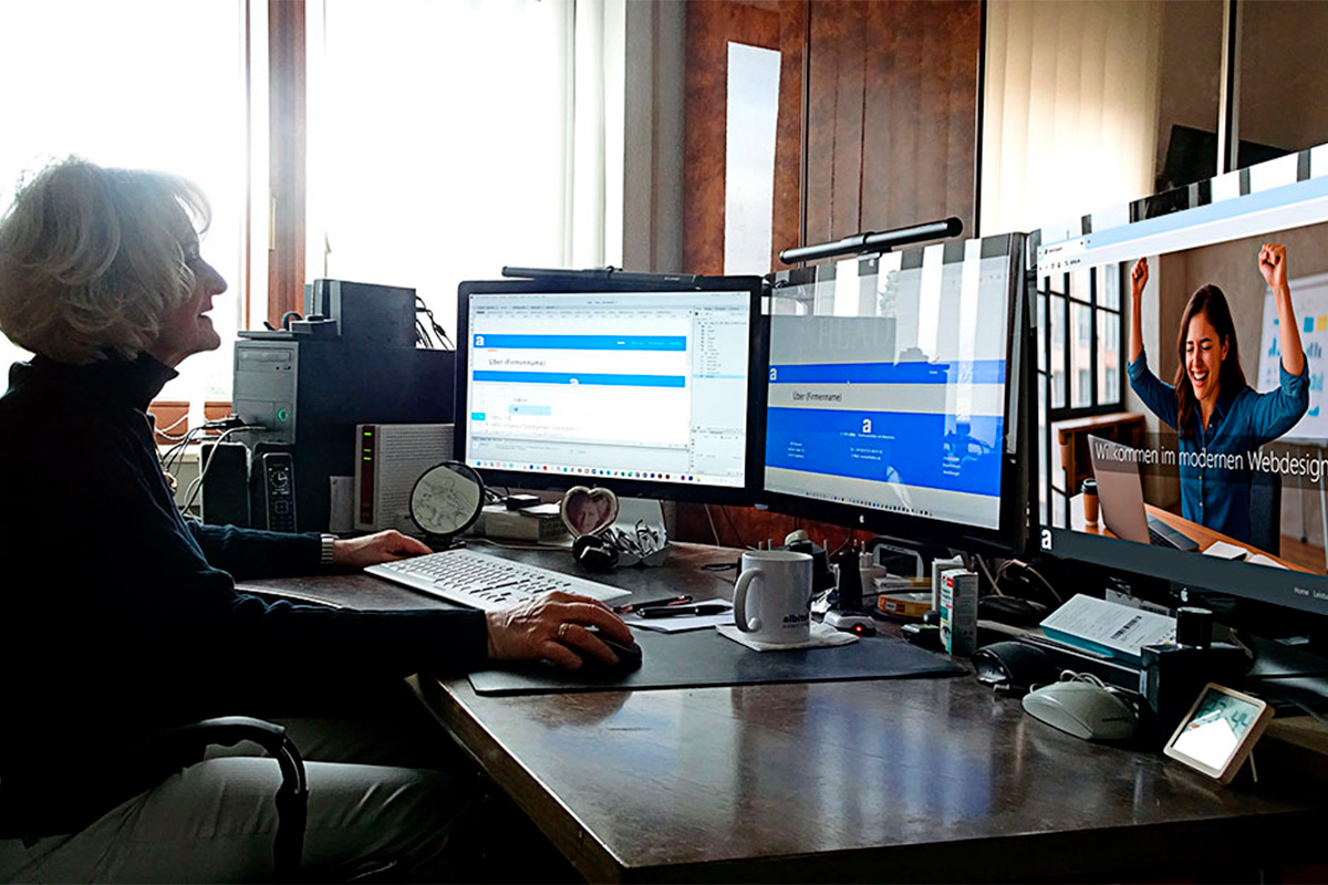 Webdesignerin bei der Arbeit